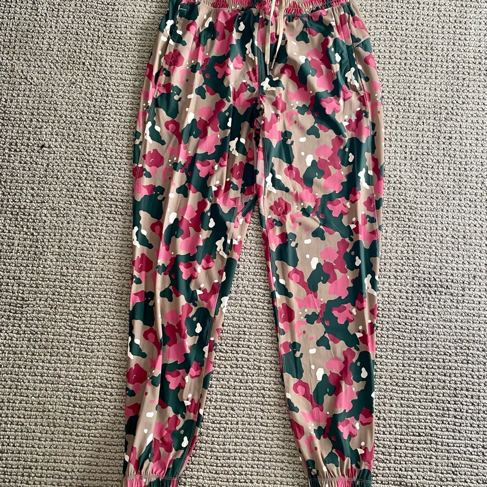 Balance athletica camo swift joggers